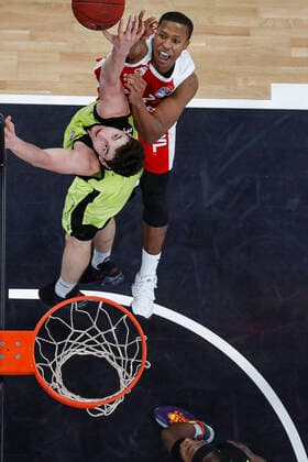 oben Devon Hall (Brose Bamberg, 22) unten 09 Kay Bruhnke (medi Bayreuth) Brose Bamberg - medi Bayreuth - easyCredit-BBL - Basketball Bundesliga - Basketball Saison 2020 21 - 10. Spieltag, 30.12.2020 Bamberg, Brose Arena ASV-Autoren-Nummer: 4026335 Copyright: DanielxLöb