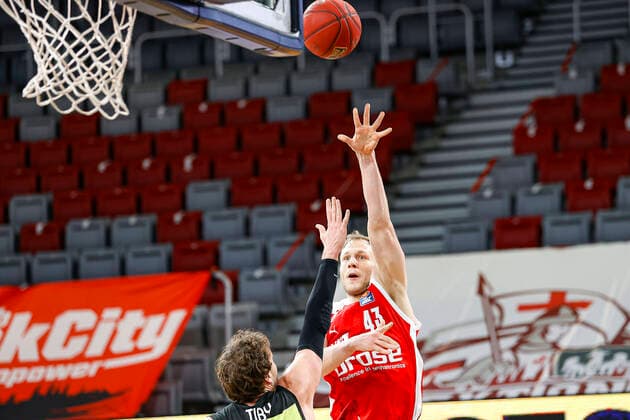 links 15 Matthew Tiby (medi Bayreuth) rechts Christian Sengfelder (Brose Bamberg, 43) Brose Bamberg - medi Bayreuth - easyCredit-BBL - Basketball Bundesliga - Basketball Saison 2020 21 - 10. Spieltag, 30.12.2020 Bamberg, Brose Arena ASV-Autoren-Nummer: 4026335 Copyright: DanielxLöb