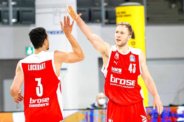 links Dominic Lockhart (Brose Bamberg, 03) rechts Christian Sengfelder (Brose Bamberg, 43) Brose Bamberg - medi Bayreuth - easyCredit-BBL - Basketball Bundesliga - Basketball Saison 2020 21 - 10. Spieltag, 30.12.2020 Bamberg, Brose Arena ASV-Autoren-Nummer: 4026335 Copyright: DanielxLöb