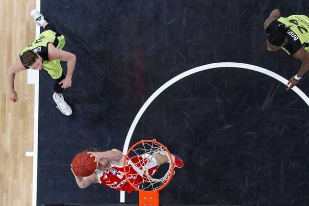 Mitte Christian Sengfelder (Brose Bamberg, 43) links 23 David Walker (medi Bayreuth) rechts 24 Frank Bartley (medi Bayreuth) Brose Bamberg - medi Bayreuth - easyCredit-BBL - Basketball Bundesliga - Basketball Saison 2020 21 - 10. Spieltag, 30.12.2020 Bamberg, Brose Arena ASV-Autoren-Nummer: 4026335 Copyright: DanielxLöb