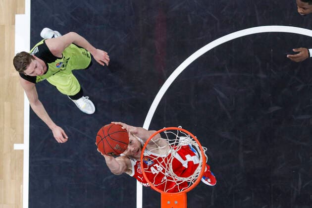 links 23 David Walker (medi Bayreuth) rechts Christian Sengfelder (Brose Bamberg, 43) Brose Bamberg - medi Bayreuth - easyCredit-BBL - Basketball Bundesliga - Basketball Saison 2020 21 - 10. Spieltag, 30.12.2020 Bamberg, Brose Arena ASV-Autoren-Nummer: 4026335 Copyright: DanielxLöb