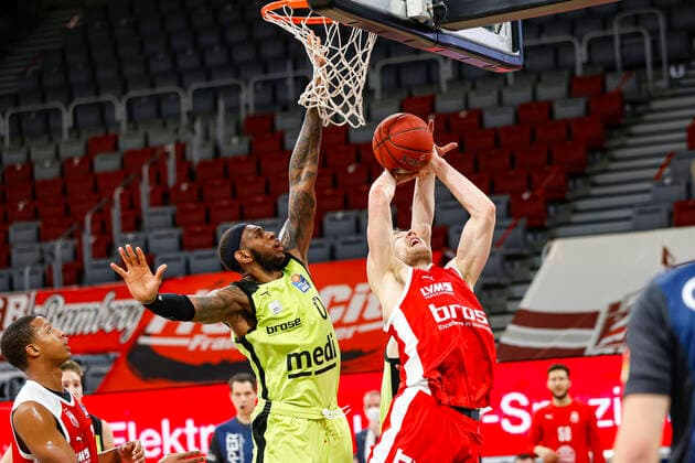 links 00 Dererk Pardon (medi Bayreuth) rechts Christian Sengfelder (Brose Bamberg, 43) Brose Bamberg - medi Bayreuth - easyCredit-BBL - Basketball Bundesliga - Basketball Saison 2020 21 - 10. Spieltag, 30.12.2020 Bamberg, Brose Arena ASV-Autoren-Nummer: 4026335 Copyright: DanielxLöb