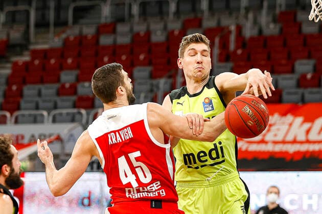 links David Kravish (Brose Bamberg, 45) rechts 11 Andreas Seiferth (medi Bayreuth) Brose Bamberg - medi Bayreuth - easyCredit-BBL - Basketball Bundesliga - Basketball Saison 2020 21 - 10. Spieltag, 30.12.2020 Bamberg, Brose Arena ASV-Autoren-Nummer: 4026335 Copyright: DanielxLöb