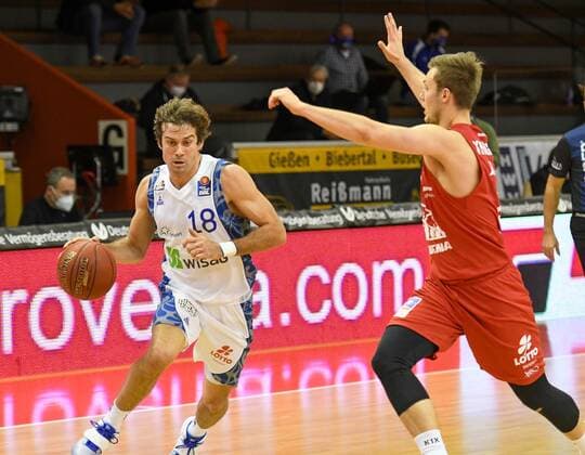 Joe Rahon, Bjarne Kraushaar 10. Spieltag, Basketball Bundesliga, Basketball Saison 2020 2021, Deutschland, easyCredit BBL, Germany, Giessen 46ers, giessen rot, Herren, Jobstairs GIESSEN 46ers - Fraport Skyliners, Männer, frankfurt weiß