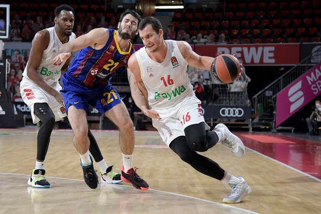 30.12.2020, xemx, Basketball EuroLeague, FC Bayern Muenchen - FC Barcelona, Barca emspor, v.l. Alex Abrines (FC Barcelona) und Paul Zipser (FC Bayern Basketball) Zweikampf, Duell, Kampf, tackle Muenchen