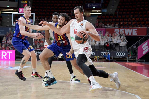 30.12.2020, xemx, Basketball EuroLeague, FC Bayern Muenchen - FC Barcelona, Barca emspor, v.l. Alex Abrines (FC Barcelona) und Paul Zipser (FC Bayern Basketball) Zweikampf, Duell, Kampf, tackle Muenchen
