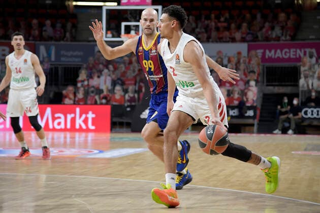 30.12.2020, xemx, Basketball EuroLeague, FC Bayern Muenchen - FC Barcelona, Barca emspor, v.l. Nick Calathes (FC Barcelona) und Wade Baldwin (FC Bayern Basketball) Zweikampf, Duell, Kampf, tackle Muenchen