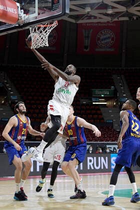 30.12.2020, xemx, Basketball EuroLeague, FC Bayern Muenchen - FC Barcelona, Barca emspor, v.l. James Gist (FC Bayern Basketball) mit Korbleger Muenchen