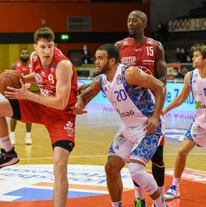 Alen Pjanic, Rasheed Moore, Brandon Bowman, 10. Spieltag, Basketball Bundesliga, Basketball Saison 2020 2021, Deutschland, easyCredit BBL, Germany, Giessen 46ers, giessen rot, Herren, Jobstairs GIESSEN 46ers - Fraport Skyliners, Männer, frankfurt weiß