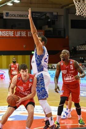 Alen Pjanic, Rasheed Moore, Brandon Bowman, 10. Spieltag, Basketball Bundesliga, Basketball Saison 2020 2021, Deutschland, easyCredit BBL, Germany, Giessen 46ers, giessen rot, Herren, Jobstairs GIESSEN 46ers - Fraport Skyliners, Männer, frankfurt weiß