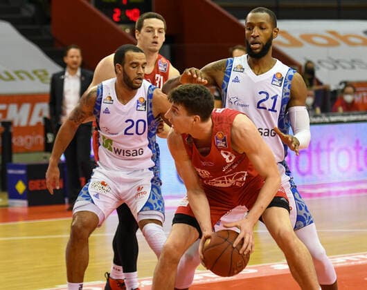 Rasheed Moore, Alen Pjanic, Kamari Murphy 10. Spieltag, Basketball Bundesliga, Basketball Saison 2020 2021, Deutschland, easyCredit BBL, Germany, Giessen 46ers, giessen rot, Herren, Jobstairs GIESSEN 46ers - Fraport Skyliners, Männer, frankfurt weiß
