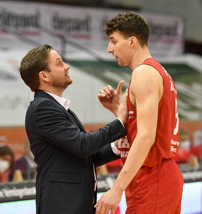Rolf Scholz, Alen Pjanic 10. Spieltag, Basketball Bundesliga, Basketball Saison 2020 2021, Deutschland, easyCredit BBL, Germany, Giessen 46ers, giessen rot, Herren, Jobstairs GIESSEN 46ers - Fraport Skyliners, Männer, frankfurt weiß