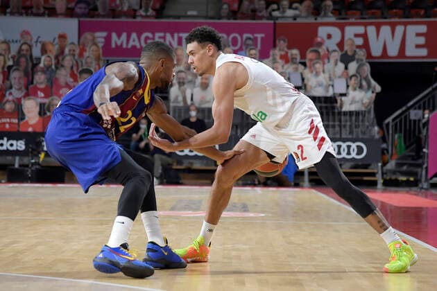30.12.2020, xemx, Basketball EuroLeague, FC Bayern Muenchen - FC Barcelona, Barca emspor, v.l. Cory Higgins (FC Barcelona) und Wade Baldwin (FC Bayern Basketball) Zweikampf, Duell, Kampf, tackle Muenchen