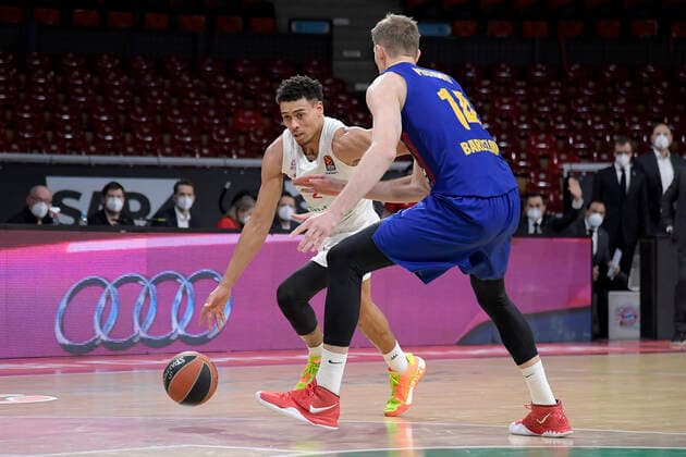 30.12.2020, xemx, Basketball EuroLeague, FC Bayern Muenchen - FC Barcelona, Barca emspor, v.l. Wade Baldwin (FC Bayern Basketball) und Artem Pustovyi (FC Barcelona) Zweikampf, Duell, Kampf, tackle Muenchen