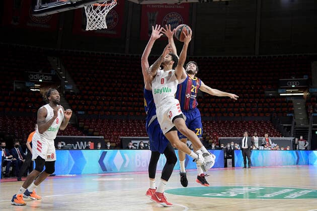 30.12.2020, xemx, Basketball EuroLeague, FC Bayern Muenchen - FC Barcelona, Barca emspor, v.l. Artem Pustovyi (FC Barcelona), Nick Weiler-Babb (FC Bayern Basketball) und Alex Abrines (FC Barcelona) Zweikampf, Duell, Kampf, tackle Muenchen