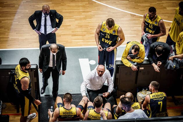 Sport Bilder des Tages easyCredit BBL: 10. Spieltag: Rasta Vechta - EWE Baskets Basketball Oldenburg 30.12.2020 Saison 2020 2021 easyCredit BBL: 10. Spieltag: Rasta Vechta - EWE Baskets Head-Coach, Mladen DrijenÄiÄ‡, EWE Baskets Oldenburg Team der EWE Baskets nur redaktionelle Verwendung - kommerzielle Verwendung Nutzung nur nach Absprache mit dem Fotografen Vechta Deutschland