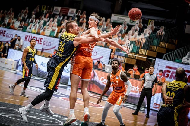 easyCredit BBL: 10. Spieltag: Rasta Vechta - EWE Baskets Basketball Oldenburg 30.12.2020 Saison 2020 2021 easyCredit BBL: 10. Spieltag: Rasta Vechta - EWE Baskets 24, Rasid Mahalbasic, EWE Baskets Oldenburg Dennis Clifford, No.41, Vechta nur redaktionelle Verwendung - kommerzielle Verwendung Nutzung nur nach Absprache mit dem Fotografen Vechta Deutschland