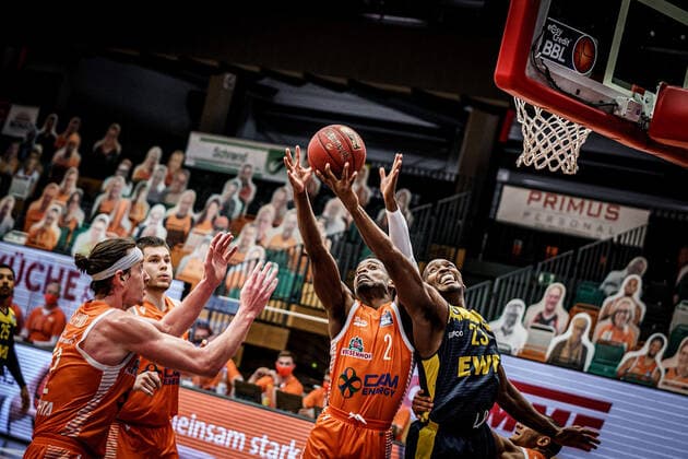 easyCredit BBL: 10. Spieltag: Rasta Vechta - EWE Baskets Basketball Oldenburg 30.12.2020 Saison 2020 2021 easyCredit BBL: 10. Spieltag: Rasta Vechta - EWE Baskets Ikenna Iroegbu, No. 02, Vechta 23, Rickey Paulding, EWE Baskets Oldenburg nur redaktionelle Verwendung - kommerzielle Verwendung Nutzung nur nach Absprache mit dem Fotografen Vechta Deutschland