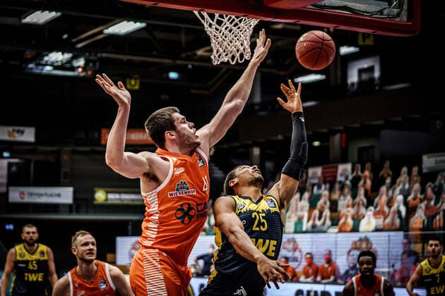easyCredit BBL: 10. Spieltag: Rasta Vechta - EWE Baskets Basketball Oldenburg 30.12.2020 Saison 2020 2021 easyCredit BBL: 10. Spieltag: Rasta Vechta - EWE Baskets Will Vorhees, No.41, Vechta 23, Rickey Paulding, EWE Baskets Oldenburg nur redaktionelle Verwendung - kommerzielle Verwendung Nutzung nur nach Absprache mit dem Fotografen Vechta Deutschland