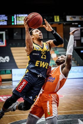 easyCredit BBL: 10. Spieltag: Rasta Vechta - EWE Baskets Basketball Oldenburg 30.12.2020 Saison 2020 2021 easyCredit BBL: 10. Spieltag: Rasta Vechta - EWE Baskets 55, Phil Pressey, EWE Baskets Oldenburg T Inkenna Iroegbu, No. 02, Vechta nur redaktionelle Verwendung - kommerzielle Verwendung Nutzung nur nach Absprache mit dem Fotografen Vechta Deutschland