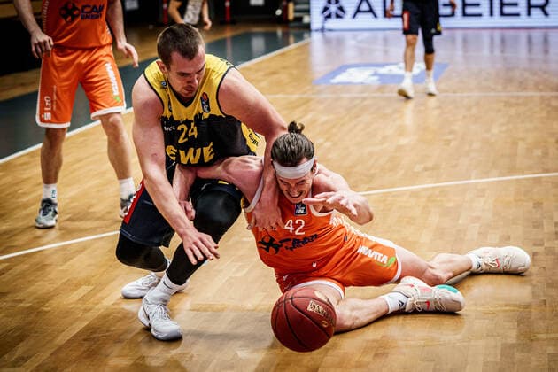 easyCredit BBL: 10. Spieltag: Rasta Vechta - EWE Baskets Basketball Oldenburg 30.12.2020 Saison 2020 2021 easyCredit BBL: 10. Spieltag: Rasta Vechta - EWE Baskets 24, Rasid Mahalbasic, EWE Baskets Oldenburg Dennis Clifford, No.42, Vechta nur redaktionelle Verwendung - kommerzielle Verwendung Nutzung nur nach Absprache mit dem Fotografen Vechta Deutschland