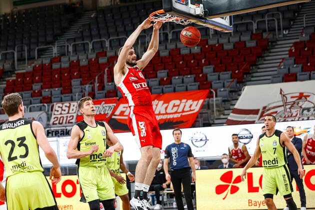 Mitte David Kravish (Brose Bamberg, 45) links 11 Andreas Seiferth (medi Bayreuth) Brose Bamberg - medi Bayreuth - easyCredit-BBL - Basketball Bundesliga - Basketball Saison 2020 21 - 10. Spieltag, 30.12.2020 Bamberg, Brose Arena ASV-Autoren-Nummer: 4026335 Copyright: DanielxLöb