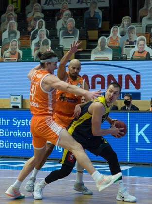 GER, Basketball, RASTA Vechta vs EWE Baskets Oldenburg 30.12.2020, RASTA Dome, Vechta, GER, easy Credit-BBL, RASTA Vechta vs EWE Baskets Oldenburg, im Bild Rasid MAHALBASIC (EWE Baskets Oldenburg 24 ) Dennis CLIFFORD (Rasta Vechta 42 ) Stefan PENO (Rasta Vechta 4 )