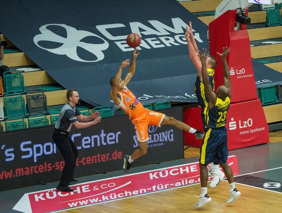 GER, Basketball, RASTA Vechta vs EWE Baskets Oldenburg 30.12.2020, RASTA Dome, Vechta, GER, easy Credit-BBL, RASTA Vechta vs EWE Baskets Oldenburg, im Bild Der freie Fall kurz vor Schluss Jean SALUMU (Rasta Vechta 13 ) Rasid MAHALBASIC (EWE Baskets Oldenburg 24 ) Rasid MAHALBASIC (EWE Baskets Oldenburg 24 )