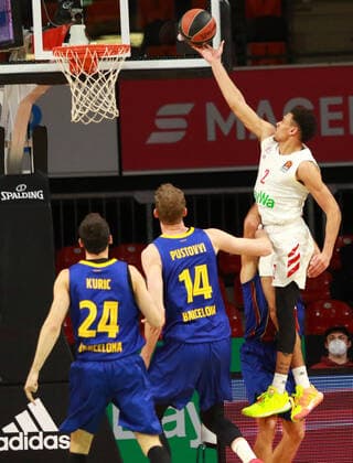 2 Wade Baldwin (FCBB) weiss, gegen 14 Artem Pustovyi, 24 Kyle Kuric (Barcelona) Basketball, EuroLeague, FC Bayern München vs. FC Barcelona, Barca Audi Dome, 30.12.2021 FOTO: Mladen Lackovic LakoPress