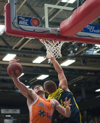 GER, Basketball, RASTA Vechta vs EWE Baskets Oldenburg 30.12.2020, RASTA Dome, Vechta, GER, easy Credit-BBL, RASTA Vechta vs EWE Baskets Oldenburg, im Bild Will VORHEES (Rasta Vechta 41 ) Rasid MAHALBASIC (EWE Baskets Oldenburg 24 )