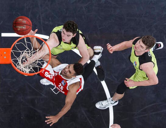 unten Kenneth Ogbe (Brose Bamberg, 25) oben 09 Kay Bruhnke (medi Bayreuth) rechts 11 Andreas Seiferth (medi Bayreuth) Brose Bamberg - medi Bayreuth - easyCredit-BBL - Basketball Bundesliga - Basketball Saison 2020 21 - 10. Spieltag, 30.12.2020 Bamberg, Brose Arena ASV-Autoren-Nummer: 4026335 Copyright: DanielxLöb