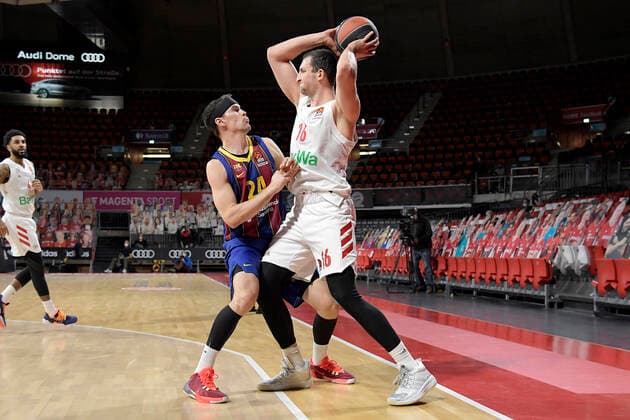 30.12.2020, xemx, Basketball EuroLeague, FC Bayern Muenchen - FC Barcelona, Barca emspor, v.l. Kyle Kuric (FC Barcelona) und Paul Zipser (FC Bayern Basketball) Zweikampf, Duell, Kampf, tackle Muenchen