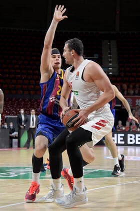 30.12.2020, xemx, Basketball EuroLeague, FC Bayern Muenchen - FC Barcelona, Barca emspor, v.l. Kyle Kuric (FC Barcelona) und Paul Zipser (FC Bayern Basketball) Zweikampf, Duell, Kampf, tackle Muenchen