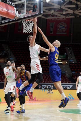 30.12.2020, xemx, Basketball EuroLeague, FC Bayern Muenchen - FC Barcelona, Barca emspor, v.l. Nihad Dedovic (FC Bayern Basketball) und Nick Calathes (FC Barcelona) Zweikampf, Duell, Kampf, tackle Muenchen