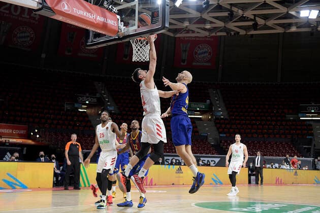 30.12.2020, xemx, Basketball EuroLeague, FC Bayern Muenchen - FC Barcelona, Barca emspor, v.l. Nihad Dedovic (FC Bayern Basketball) und Nick Calathes (FC Barcelona) Zweikampf, Duell, Kampf, tackle Muenchen