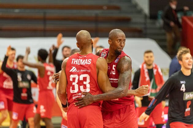 Brandon Bowman (Giessen 46ers, 15) und Brandon Thomas (Giessen 46ers, 33) freuen sich kurz nach Abpfiff ueber den Sieg. JobStairs Giessen 46ers vs Fraport Skyliners, easyCredit Basketball Bundesliga, Saison 2020 2021, 10. Spieltag, 30.12.2020. JobStairs Giessen 46ers vs Fraport Skyliners, easyCredit Basketball Bundesliga, Saison 2020 2021, 10. Spieltag, 30.12.2020 Giessen Copyright: xStefanxTschersich Eibner-Pressefotox EP_STH