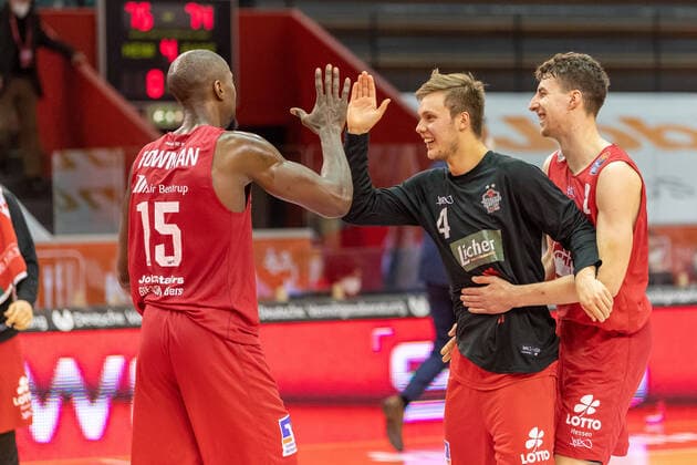 Bjarne Kraushaar (Giessen 46ers, 4) freut sich mit Brandon Bowman (Giessen 46ers, 15) ueber den Sieg und klatscht ab. JobStairs Giessen 46ers vs Fraport Skyliners, easyCredit Basketball Bundesliga, Saison 2020 2021, 10. Spieltag, 30.12.2020. JobStairs Giessen 46ers vs Fraport Skyliners, easyCredit Basketball Bundesliga, Saison 2020 2021, 10. Spieltag, 30.12.2020 Giessen Copyright: xStefanxTschersich Eibner-Pressefotox EP_STH