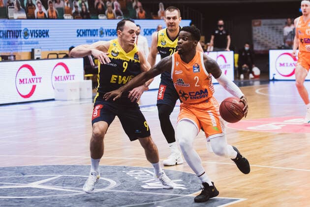 easyCredit-BBL: 10. Spieltag - RASTA Vechta vs. EWE Baskets Oldenburg, 30.12.2020 Karsten Tadda (EWE Baskets Oldenburg, 9), Ikenna Ugochukwu Iroegbu (RASTA Vechta, 2); easyCredit-BBL: 10. Spieltag - RASTA Vechta vs. EWE Baskets Oldenburg am 30.12.2020 in Vechta (RASTA Dome), Germany, Copyright: xBEAUTIFULxSPORTS Neddermannx