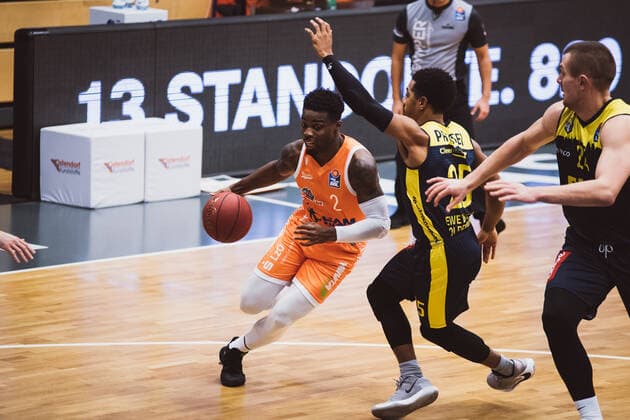 easyCredit-BBL: 10. Spieltag - RASTA Vechta vs. EWE Baskets Oldenburg, 30.12.2020 Ikenna Ugochukwu Iroegbu (RASTA Vechta, 2), Phillip Michael Pressey (EWE Baskets Oldenburg, 25); easyCredit-BBL: 10. Spieltag - RASTA Vechta vs. EWE Baskets Oldenburg am 30.12.2020 in Vechta (RASTA Dome), Germany, Copyright: xBEAUTIFULxSPORTS Neddermannx