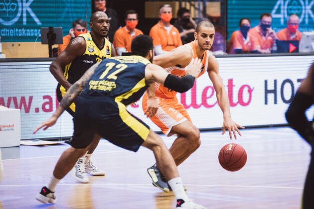 easyCredit-BBL: 10. Spieltag - RASTA Vechta vs. EWE Baskets Oldenburg, 30.12.2020 Jean Salumu (RASTA Vechta, 13), Martin Phong Ni Watt Breunig (EWE Baskets Oldenburg, 12); easyCredit-BBL: 10. Spieltag - RASTA Vechta vs. EWE Baskets Oldenburg am 30.12.2020 in Vechta (RASTA Dome), Germany, Copyright: xBEAUTIFULxSPORTS Neddermannx