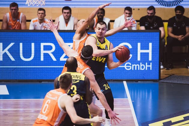 easyCredit-BBL: 10. Spieltag - RASTA Vechta vs. EWE Baskets Oldenburg, 30.12.2020 Rasid Mahalbasic (EWE Baskets Oldenburg, 24), Stefan Peno (RASTA Vechta, 4), Dennis Clifford (RASTA Vechta, 42); easyCredit-BBL: 10. Spieltag - RASTA Vechta vs. EWE Baskets Oldenburg am 30.12.2020 in Vechta (RASTA Dome), Germany, Copyright: xBEAUTIFULxSPORTS Neddermannx