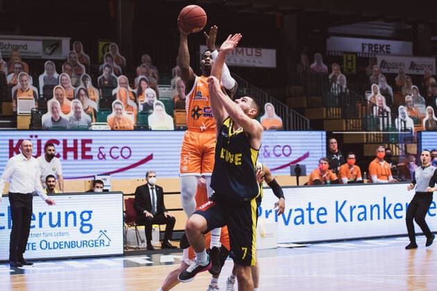 easyCredit-BBL: 10. Spieltag - RASTA Vechta vs. EWE Baskets Oldenburg, 30.12.2020 Ikenna Ugochukwu Iroegbu (RASTA Vechta, 2), Sebastian Esteban Herrera Kratzborn (EWE Baskets Oldenburg, 7); easyCredit-BBL: 10. Spieltag - RASTA Vechta vs. EWE Baskets Oldenburg am 30.12.2020 in Vechta (RASTA Dome), Germany, Copyright: xBEAUTIFULxSPORTS Neddermannx