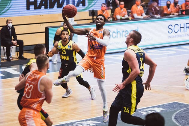 easyCredit-BBL: 10. Spieltag - RASTA Vechta vs. EWE Baskets Oldenburg, 30.12.2020 Joshua Adam Young (RASTA Vechta, 8), Phillip Michael Pressey (EWE Baskets Oldenburg, 25), Rasid Mahalbasic (EWE Baskets Oldenburg, 24); easyCredit-BBL: 10. Spieltag - RASTA Vechta vs. EWE Baskets Oldenburg am 30.12.2020 in Vechta (RASTA Dome), Germany, Copyright: xBEAUTIFULxSPORTS Neddermannx