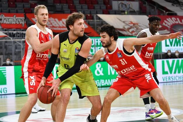 BAMBERG 30.12.2020 --- Basketball ---- easycredit 1. Basketball Bundesliga ---- 9. Spieltag: Brose Bamberg vs medi Bayreuth --- Matthew Tiby (15, medi Bayreuth) unter Druck von Michele Vitali (31, Brose Bamberg) und Christian Sengfelder (43, Brose Bamberg) --- Foto: Hans-Martin Issler isslerimages ---- Brose Bamberg vs medi Bayreuth