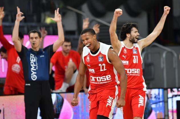 BAMBERG 30.12.2020 --- Basketball ---- easycredit 1. Basketball Bundesliga ---- 9. Spieltag: Brose Bamberg vs medi Bayreuth --- Devon Hall (22, Brose Bamberg) und Michele Vitali (31, Brose Bamberg) bejubeln erfolgreichen Dreipunktwurf --- Foto: Hans-Martin Issler isslerimages ---- Brose Bamberg vs medi Bayreuth
