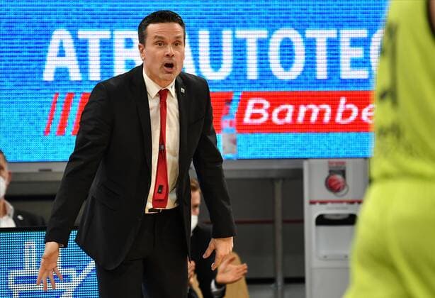 BAMBERG 30.12.2020 --- Basketball ---- easycredit 1. Basketball Bundesliga ---- 9. Spieltag: Brose Bamberg vs medi Bayreuth --- Raoul Korner (Headcoach medi Bayreuth) gibt Anweisung --- Foto: Hans-Martin Issler isslerimages ---- Brose Bamberg vs medi Bayreuth