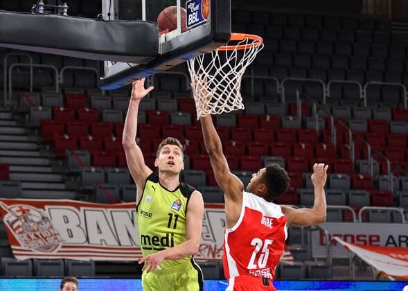 BAMBERG 30.12.2020 --- Basketball ---- easycredit 1. Basketball Bundesliga ---- 9. Spieltag: Brose Bamberg vs medi Bayreuth --- Andreas Seiferth (11, medi Bayreuth) wirft gegen Kenneth Ogbe (25, Brose Bamberg) --- Foto: Hans-Martin Issler isslerimages ---- Brose Bamberg vs medi Bayreuth