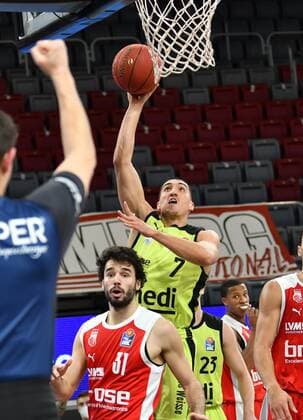 BAMBERG 30.12.2020 --- Basketball ---- easycredit 1. Basketball Bundesliga ---- 9. Spieltag: Brose Bamberg vs medi Bayreuth --- Philip Jalalpoor (7, medi Bayreuth) wirft gegen Michele Vitali (31, Brose Bamberg) --- Foto: Hans-Martin Issler isslerimages ---- Brose Bamberg vs medi Bayreuth
