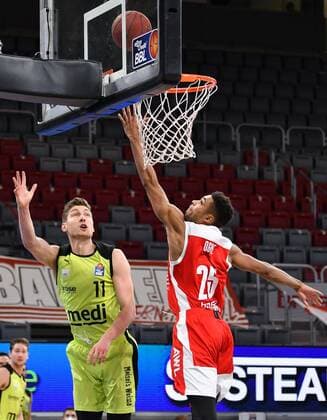 BAMBERG 30.12.2020 --- Basketball ---- easycredit 1. Basketball Bundesliga ---- 9. Spieltag: Brose Bamberg vs medi Bayreuth --- Andreas Seiferth (11, medi Bayreuth) wirft gegen Kenneth Ogbe (25, Brose Bamberg) --- Foto: Hans-Martin Issler isslerimages ---- Brose Bamberg vs medi Bayreuth