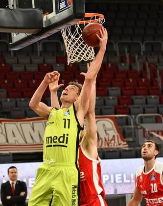 BAMBERG 30.12.2020 --- Basketball ---- easycredit 1. Basketball Bundesliga ---- 9. Spieltag: Brose Bamberg vs medi Bayreuth --- Andreas Seiferth (11, medi Bayreuth) wirft gegen Christian Sengfelder (43, Brose Bamberg) --- Foto: Hans-Martin Issler isslerimages ---- Brose Bamberg vs medi Bayreuth